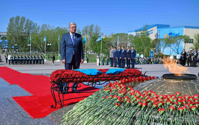 Токаев возложил цветы к монументу &quot;Отан Ана&quot;