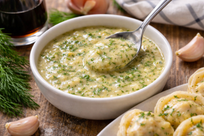 Самый вкусный соус к пельменям &mdash; даже магазинные исчезают со стола за минуты. Простой трюк, который делает их в разы вкуснее