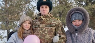 Пол будущего ребенка узнала на необычном гендер-пати семья военнослужащего из Семея