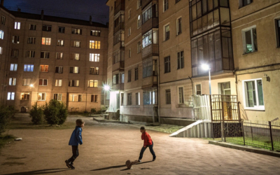 Маленькие дети гуляют до часа ночи во дворе. Совет юриста