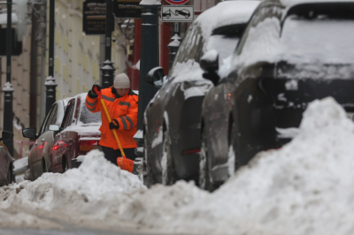 Снег не убран: кто отвечает за дворы и дороги зимой