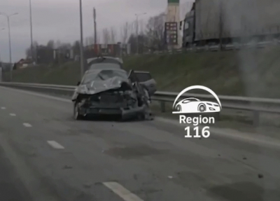 Легковушка вдребезги разбилась на выезде из Казани - видео 18/04/2026 &ndash; Новости