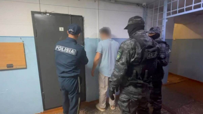 Подозреваемый в разжигании розни пытался разбить свой iPhone в отделе полиции (ВИДЕО)