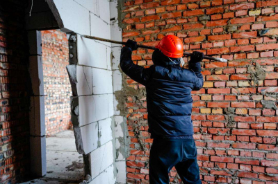 Незаконно возведенный жилой комплекс сносят в Астане