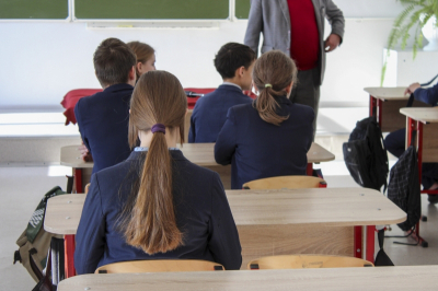 Курьер, вожатый, помощник тренера: самые популярные летние вакансии среди школьников Петербурга