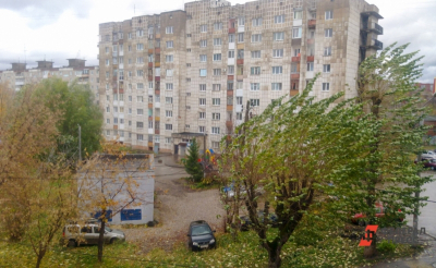 Ураган в Свердловской области: в Кушве срывает крыши и валит деревья