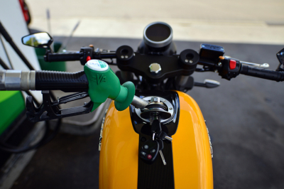 Россиянин закурил при заправке мотоцикла и сжег свои ягодицы