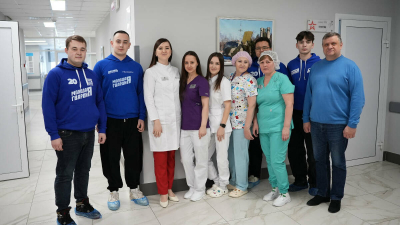 Активисты &laquo;Молодой Гвардии&raquo; РТ поздравили сотрудниц военного госпиталя с 8 Марта