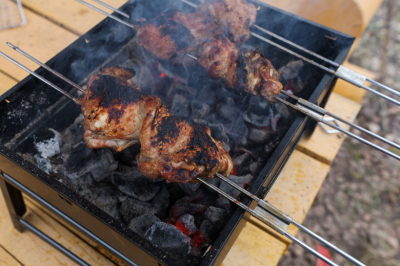 Россиянам рассказали о последствиях жарки шашлыков на балконе