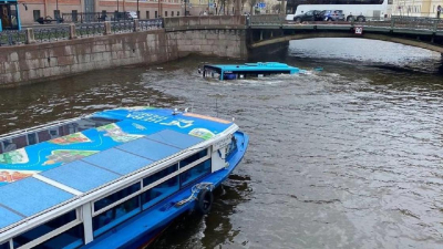 Автобус с людьми упал с реку в Санкт-Петербурге