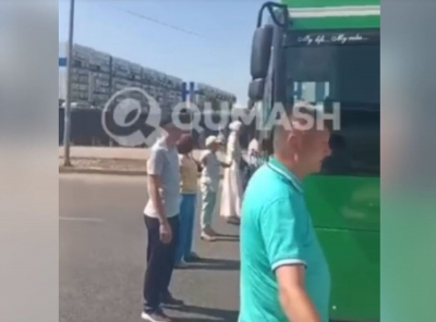 Уставшие от перебоев с водой сельчане перекрыли трассу в Алматинской области
