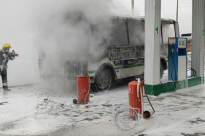На АЗС в Доссоре вспыхнул автобус