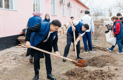 В Атырау в рамках Дня обновления высажено 400 деревьев