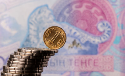 Тенге остаётся в зоне риска: прогноз по основным валютам на понедельник