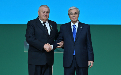 Директор «Кумкудука» получил орден из рук президента