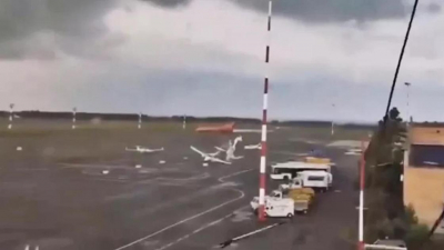 Смерч снес самолеты и повредил здания в аэропорту Татарстана (видео)