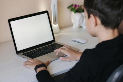 Как будут ограничивать школьникам доступ к смартфонам и соцсетям: ответ Минцифры