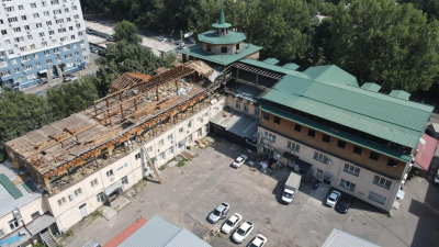 Этаж крупного бизнес-центра сносят в Алматы (фото, видео)