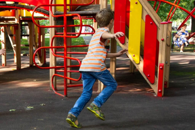 Невролог Красных рассказал, нужно ли лечить тики у несовершеннолетних