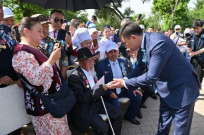Ключи от квартир вручил ветеранам Великой Отечественной войны аким Шымкента