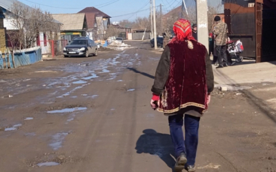 Улица в грязи и без света