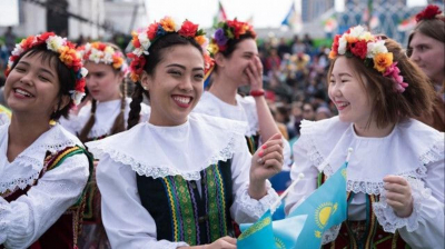 Флешмоб, бауырсаки и массовый забег: как в Астане отметят День единства