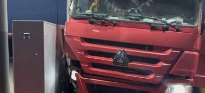 Грузовик протаранил пункт взимания платы на трассе в Акмолинской области