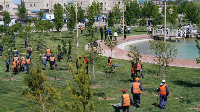 &quot;Таза Қазақстан&quot;: аким Туркестанской области совместно с жителями посадил деревья в парке &quot;Жибек Жолы&quot;