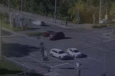 Женщина за рулем Nissan проехала на красный и столкнулась с Peugeot