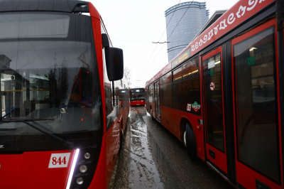 Выезды школьных автобусов, проходящих через трассы, остановили в Казани