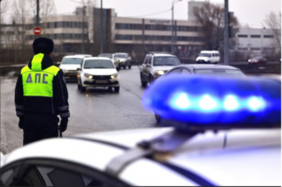 Замерзающему на дороге татарстанцу помогли сотрудники ДПС