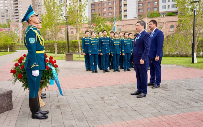 Премьер возложил цветы к памятнику Халық Қаһарманы Рахымжану Кошкарбаеву