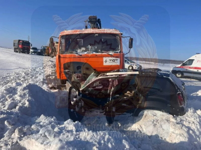 Женщина на Renault в Татарстане столкнулась на &laquo;встречке&raquo; с &laquo;Камазом&raquo; и погибла