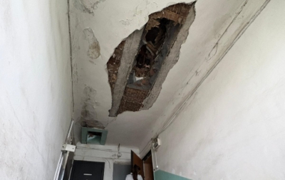 Потолок рухнул в подъезде дома в Актобе