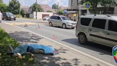 Тело на обочине: появилось видео из Казани, где автомобиль задавил женщину 10/07/2026 &ndash; Новости