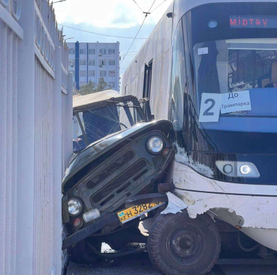 Трамвай смял УАЗ в Темиртау