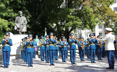 Военный оркестр РК выступил у памятника Абаю в Москве